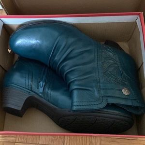 Mint condition- never worn Cobb Hill 100% leather booties - deep teal